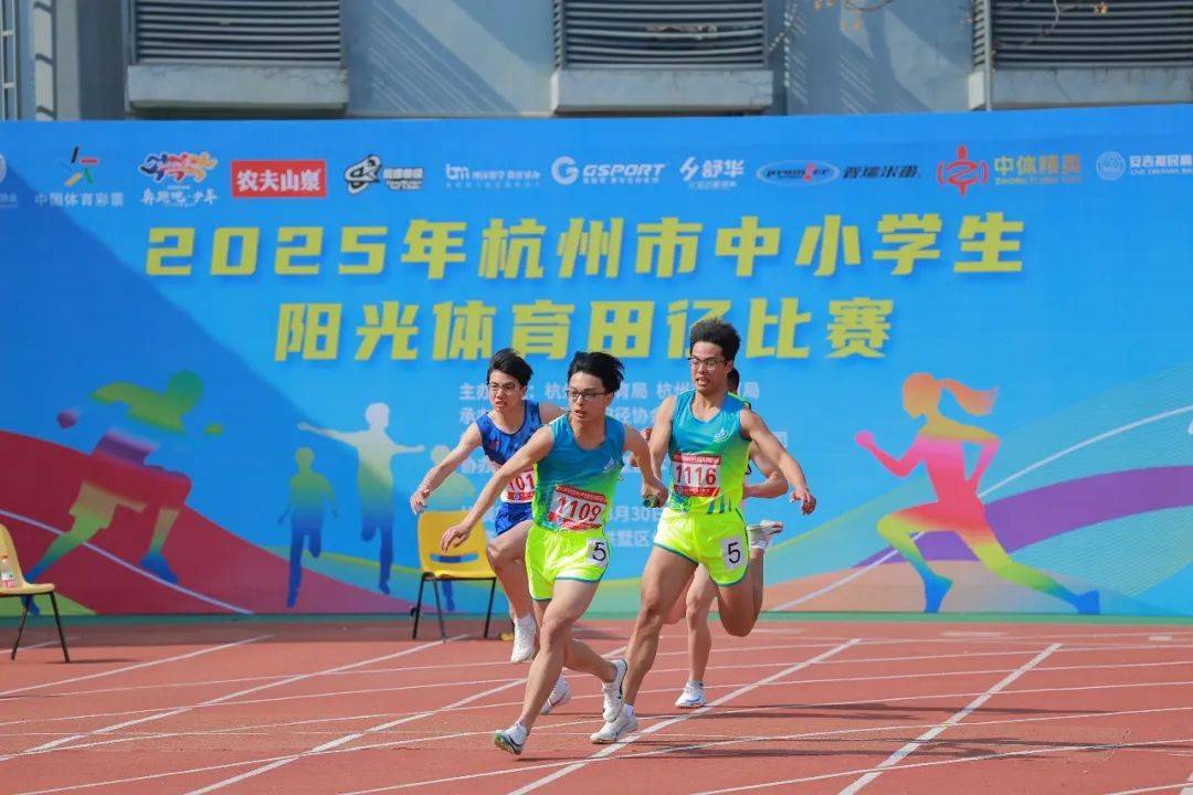 更突显了球